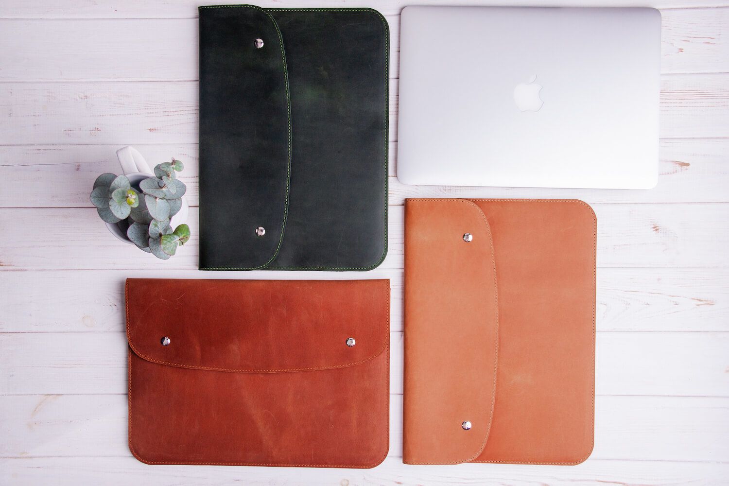 Коньячный кожаный чехол Gmakin для MacBook на кнопках Air 13 M2