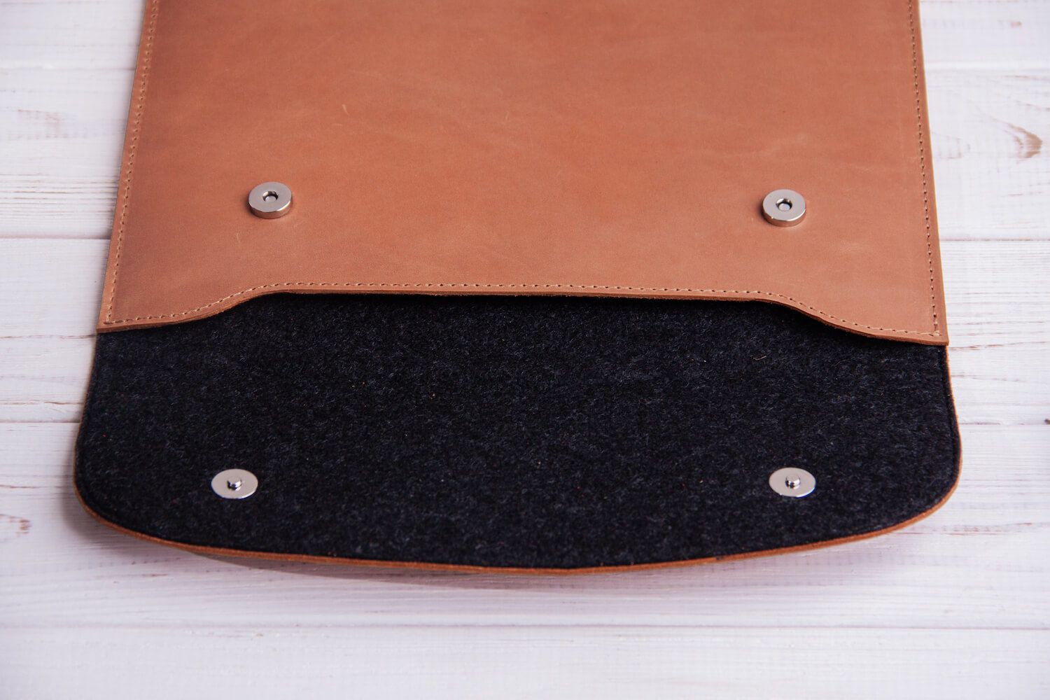 Винтажный кожаный чехол Gmakin для MacBook на кнопках Air 13 M2