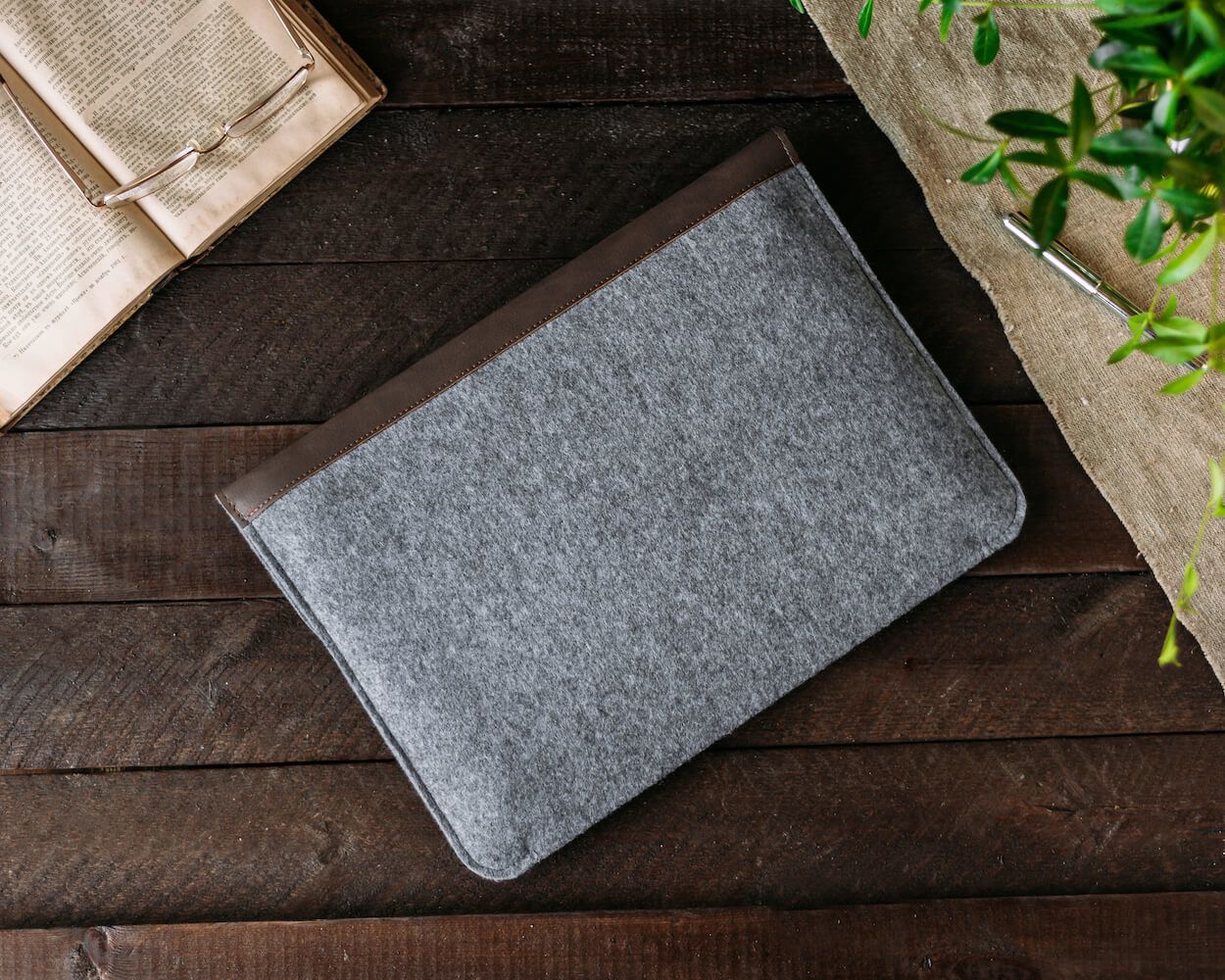 Коричневий чохол-конверт Gmakin для MacBook з елементами шкіри Air 13 M1