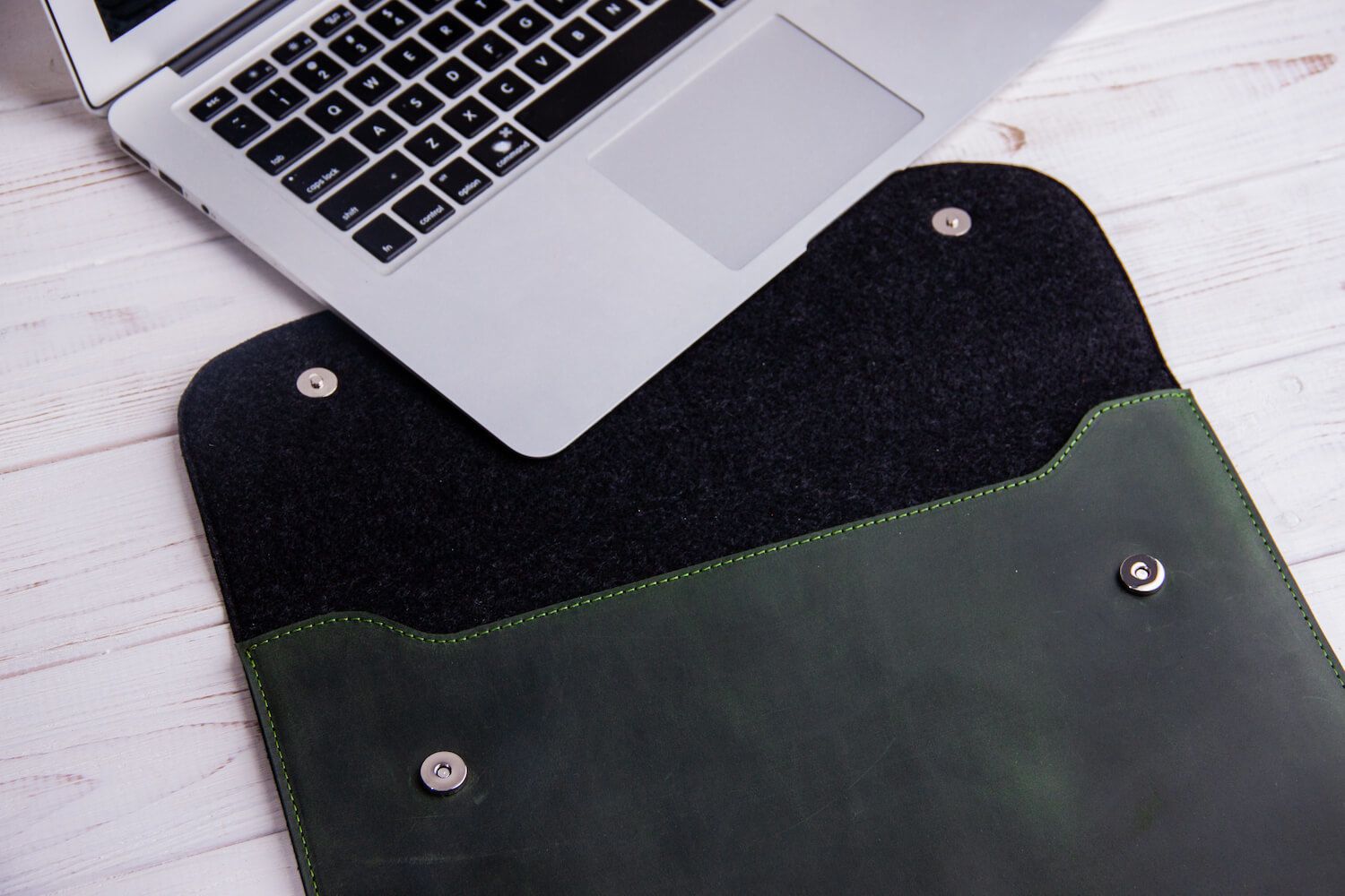 Зеленый кожаный чехол Gmakin для MacBook на кнопках