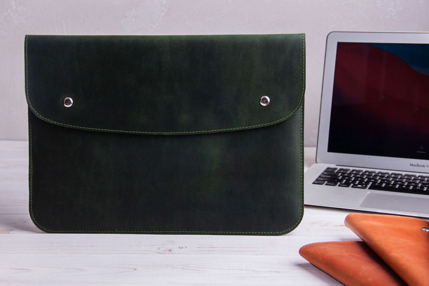 Зелений шкіряний чохол Gmakin для MacBook на кнопках Air 13 M2