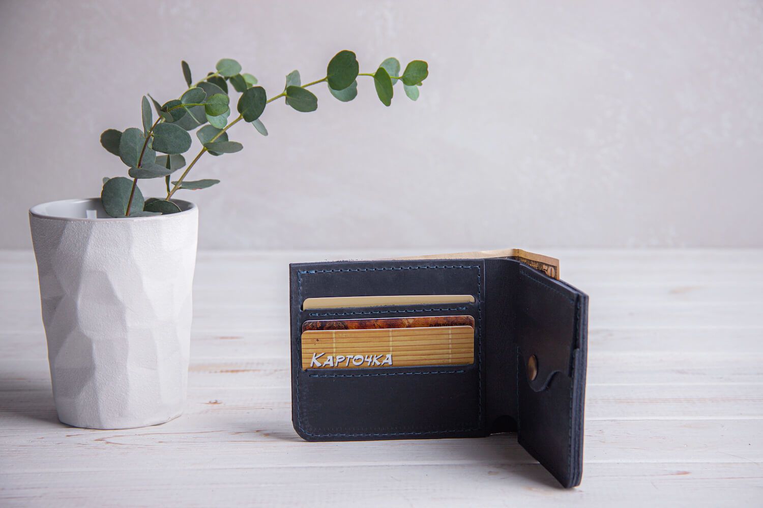 Чорний мінімалістичний гаманець
