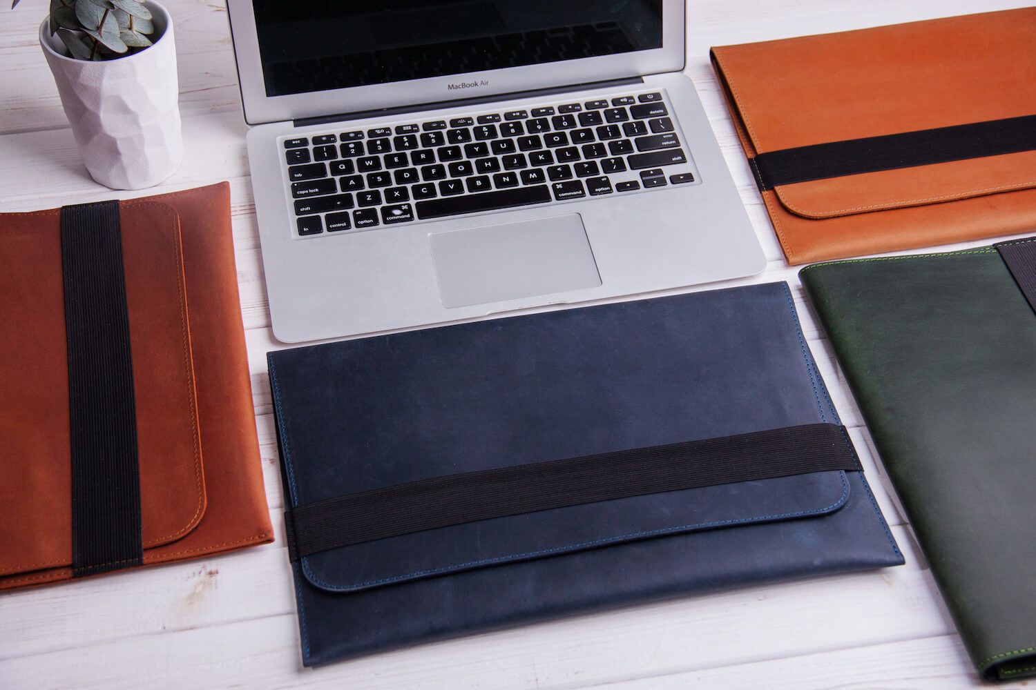 Коричневый горизонтальный кожаный чехол Gmakin для MacBook 12