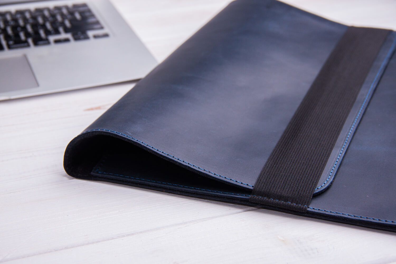 Синий горизонтальный кожаный чехол Gmakin для MacBook 12