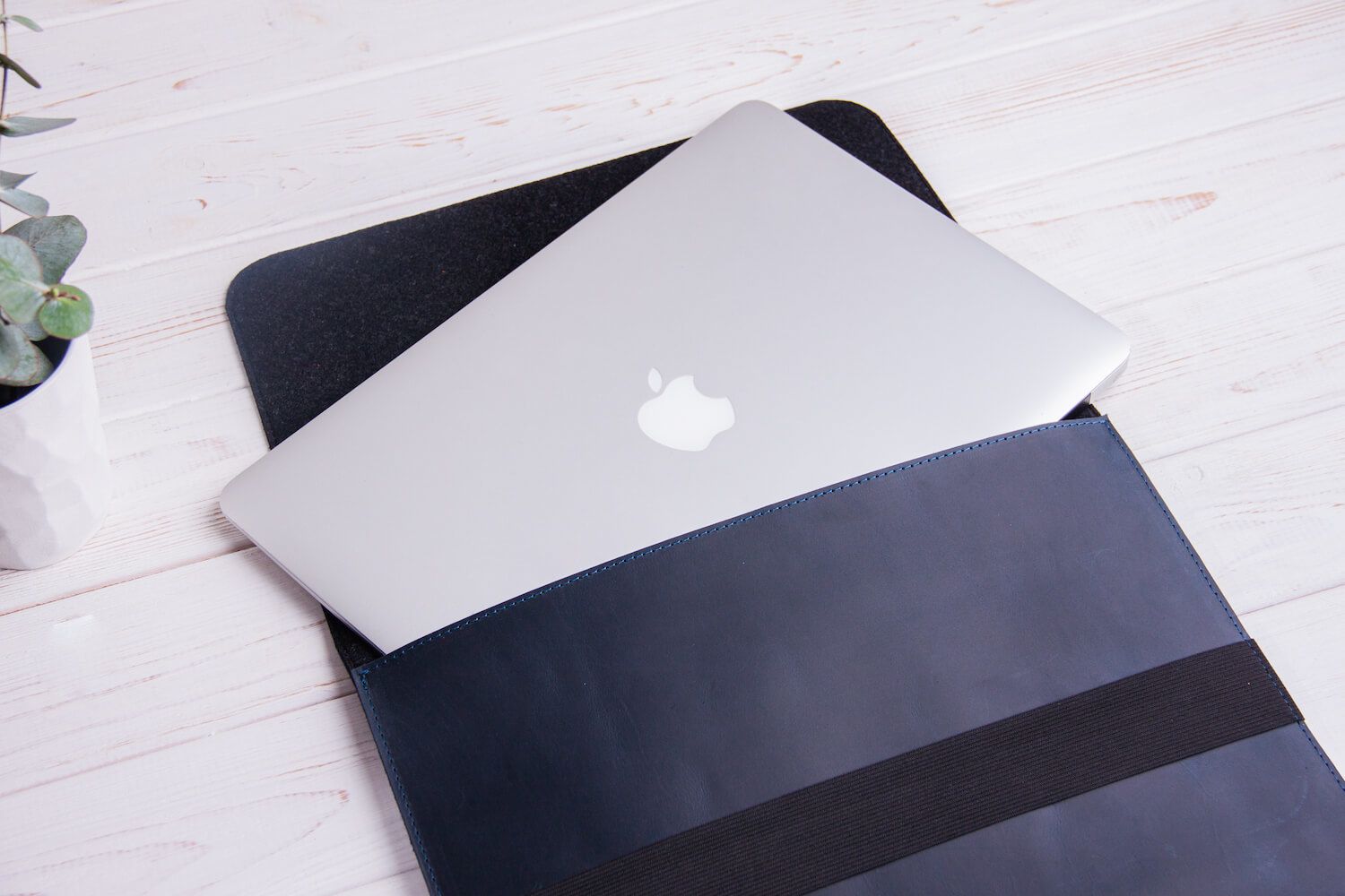 Синий горизонтальный кожаный чехол Gmakin для MacBook Air 13 M2