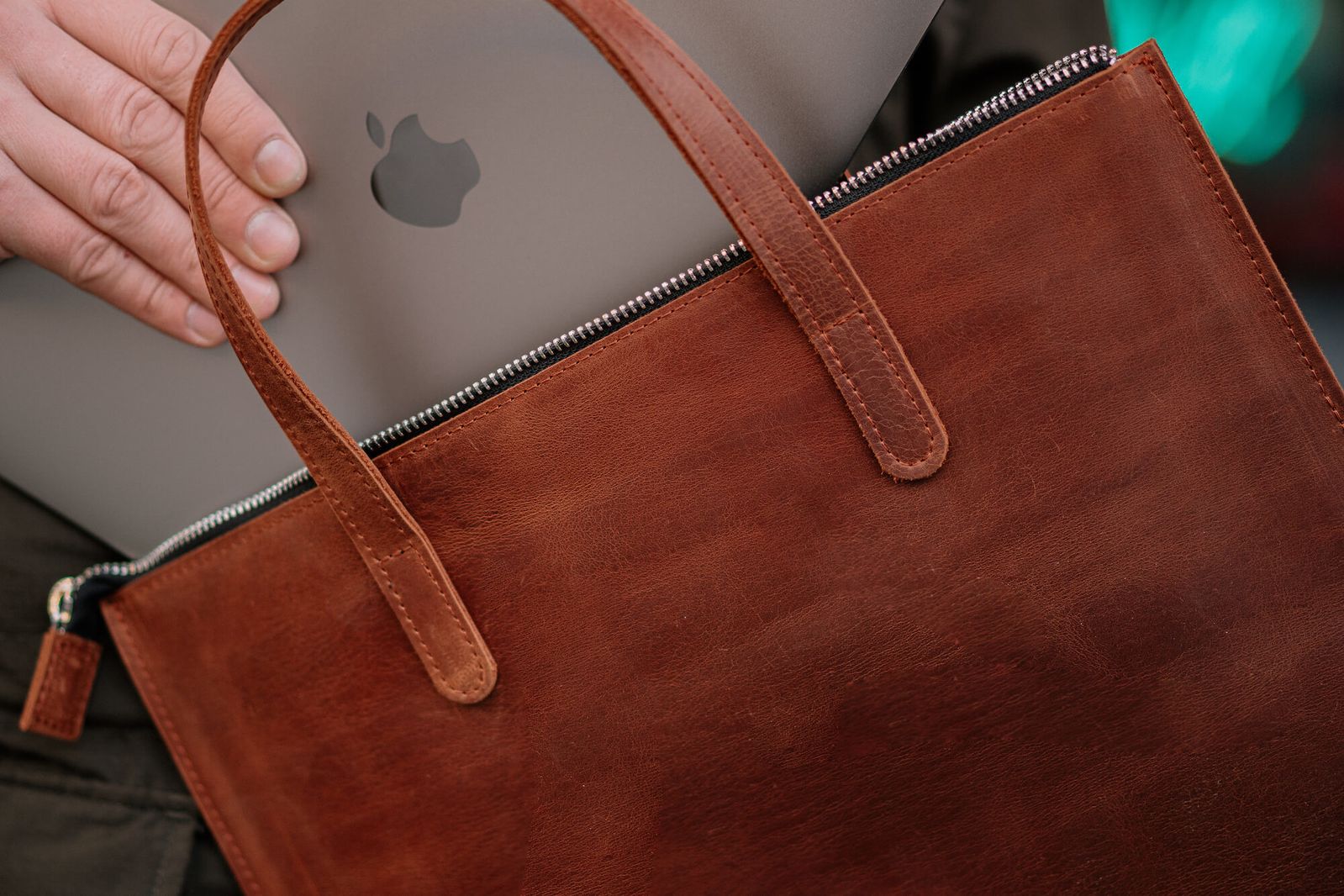 Коньячная кожаная сумка Gmakin для MacBook Air 13 M2