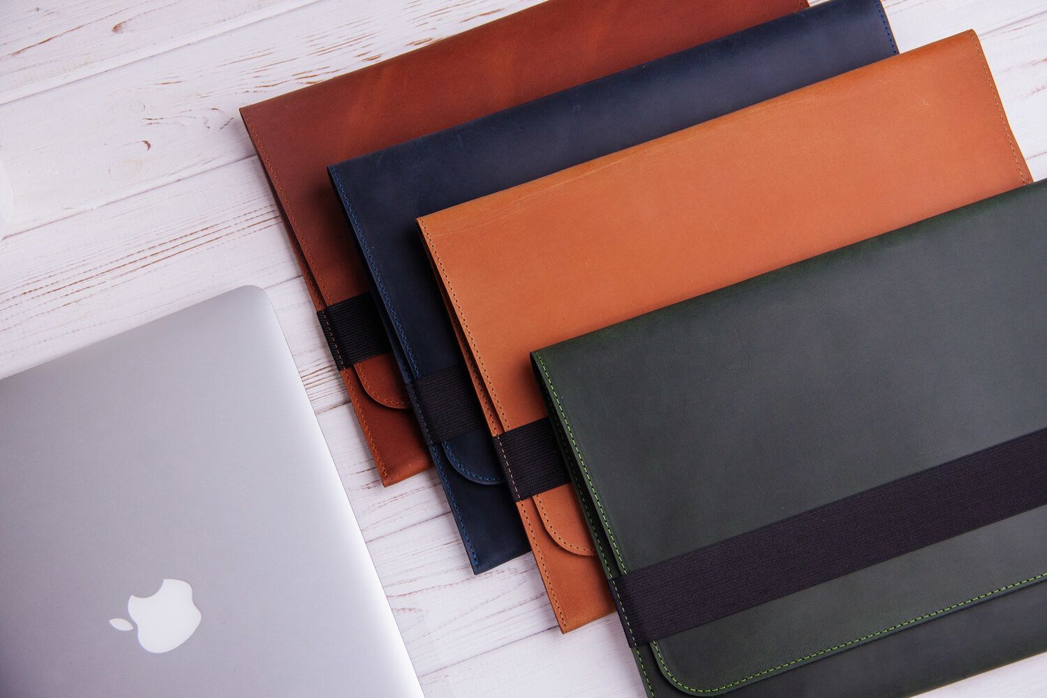 Зеленый горизонтальный кожаный чехол Gmakin для MacBook Air 13 M2