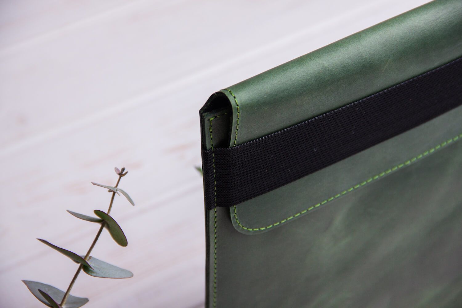 Зеленый вертикальный кожаный чехол Gmakin для MacBook 12