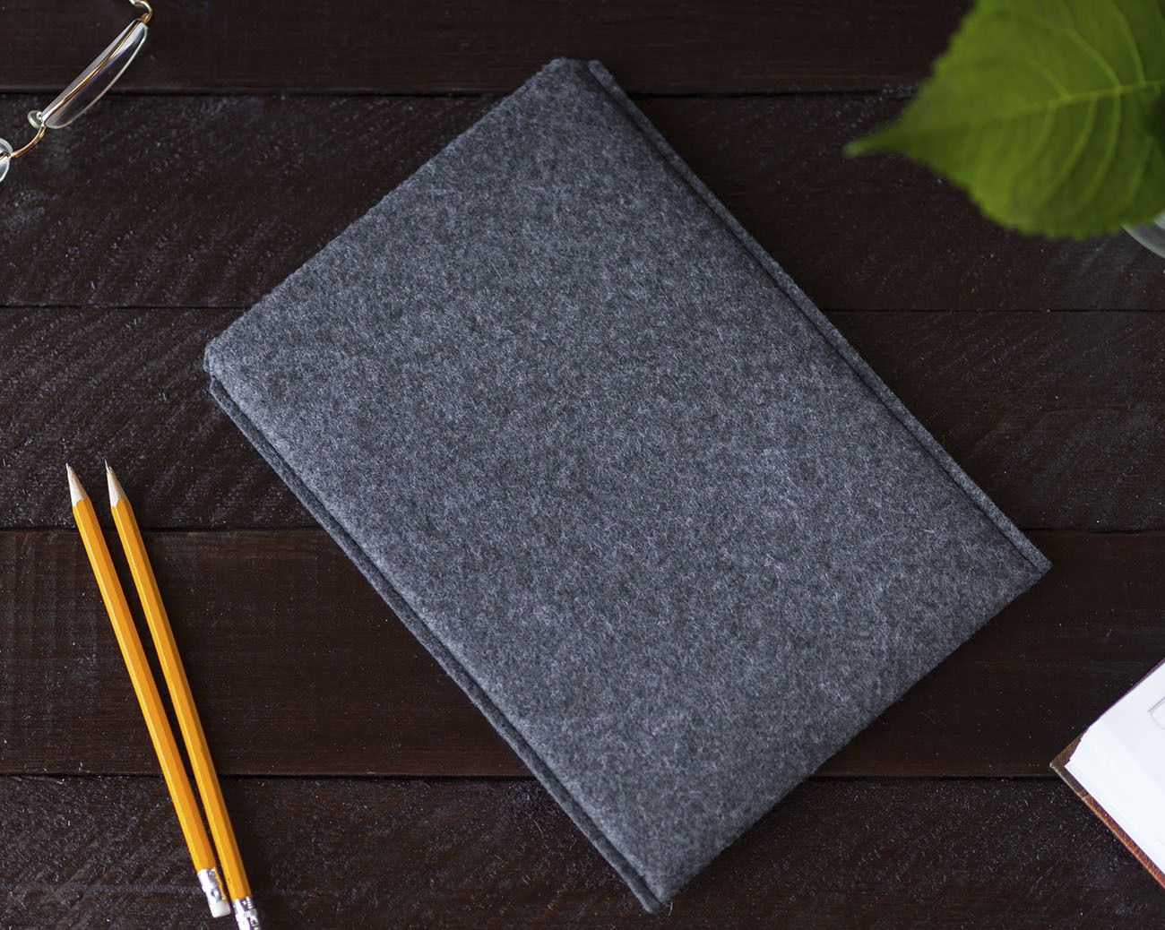 Чехол-конверт для iPad Pro 12.9 (2020) темно серый