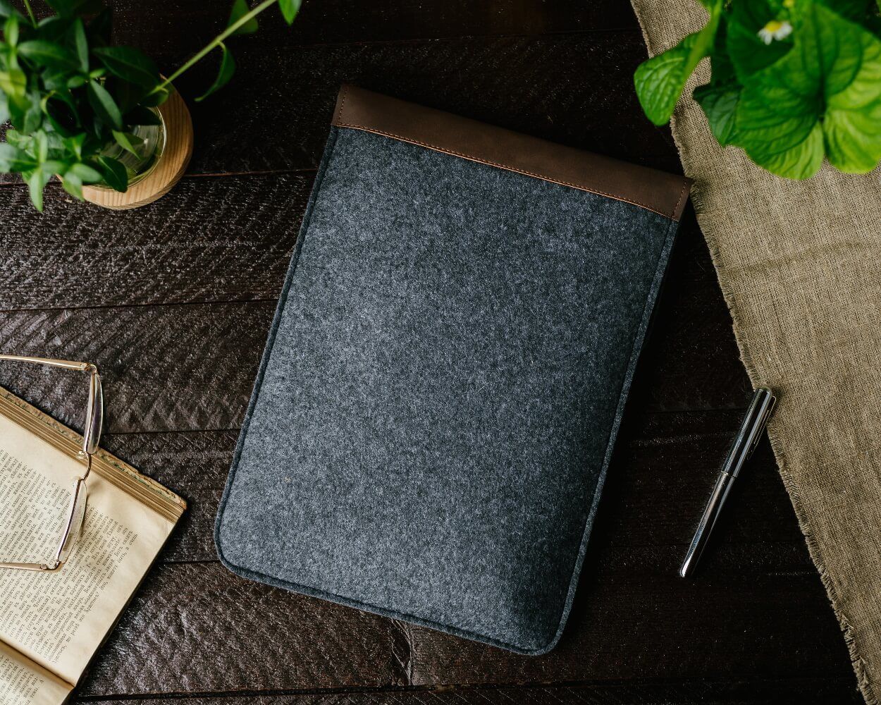 Вертикальный чехол Gmakin для MacBook коричневый с черным Air 13 2018-2021