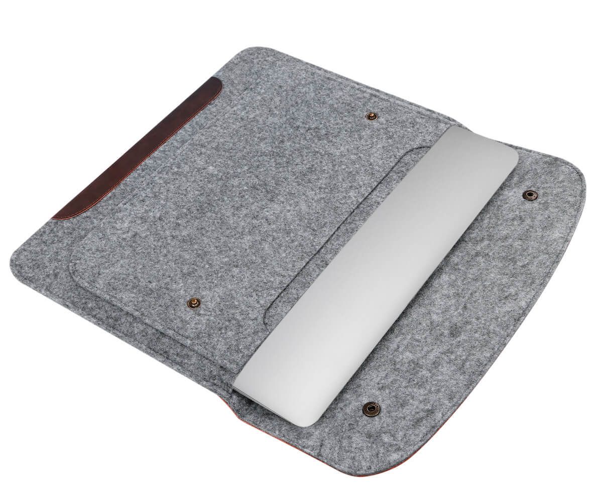 Чехол-конверт для MacBook коричневый на кнопках Air 13 M1